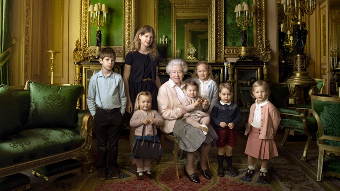  Alžbeta II. pózuje so svojimi piatimi pravnúčatami a dvoma najmladšími vnúčatami vo Windsorskom zámku. 