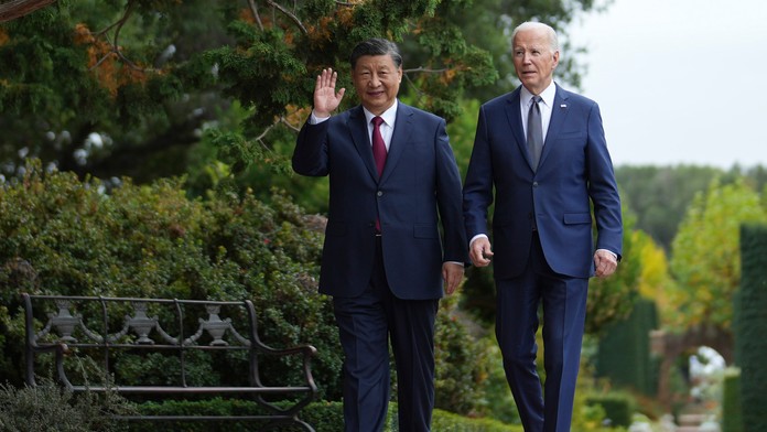 Na snímke sprava americký prezident Joe Biden a čínsky prezident Si Ťin-pching.