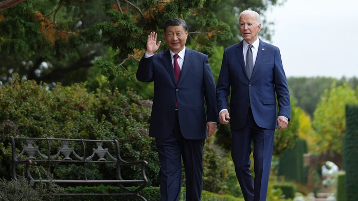 Na snímke sprava americký prezident Joe Biden a čínsky prezident Si Ťin-pching.