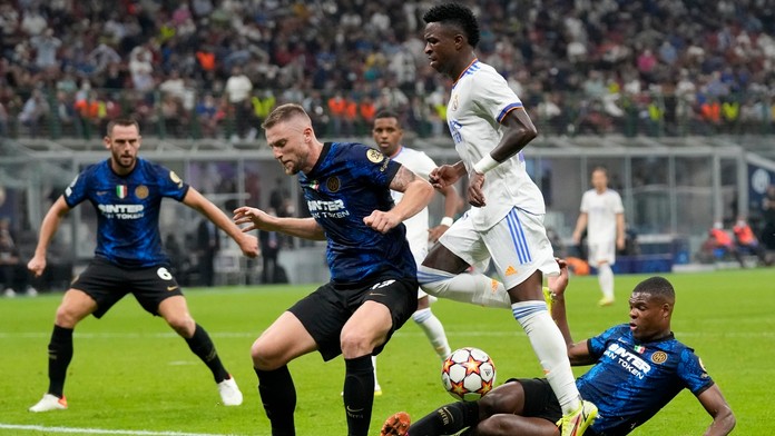 Milan Škriniar (Inter Miláno) a hráč Realu Madrid Vinicius Junior (druhý sprava) bojujú o loptu.