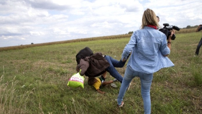 Maďarská kameramanka potkla utečencov