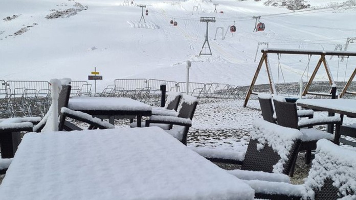 V známom rakúskom lyžiarskom stredisku Stubaier Gletscher nasnežilo.