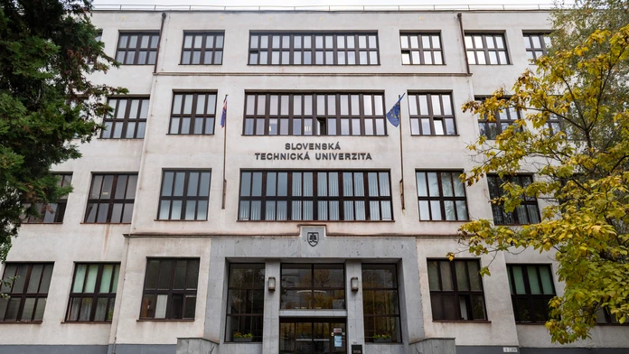 Záchranári a námorníci presúvajú trosky nájdené po zrútení lietadla v Indonézii.
