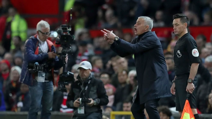 Tréner man Utd José Mourinho dáva pokyny svojim zverencom.