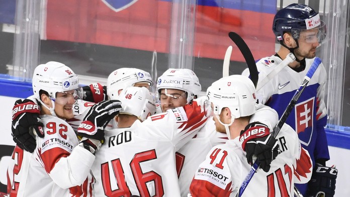 Gólová radosť švajčiarskych hráčov v zápase proti Slovensku na MS 2018.