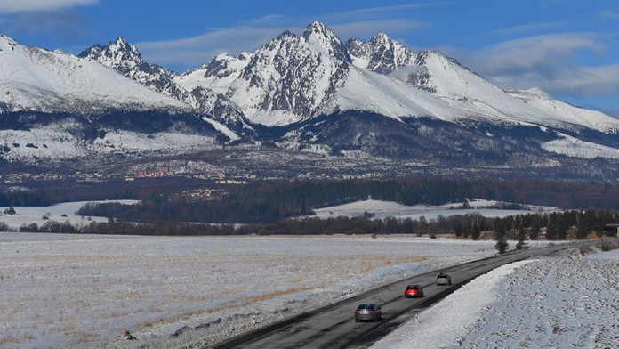 Na snímke pohľad na Lomnický štít a Hrebienok.