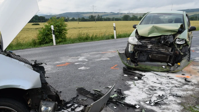Zničené autá po nehode pri Novom Meste nad Váhom.