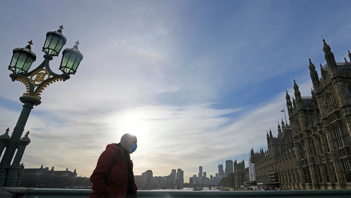 Britská vláda pre nárast prípadov sprísňuje niektoré pandemické opatrenia.