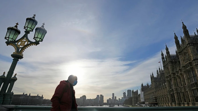 Britská vláda pre nárast prípadov sprísňuje niektoré pandemické opatrenia.