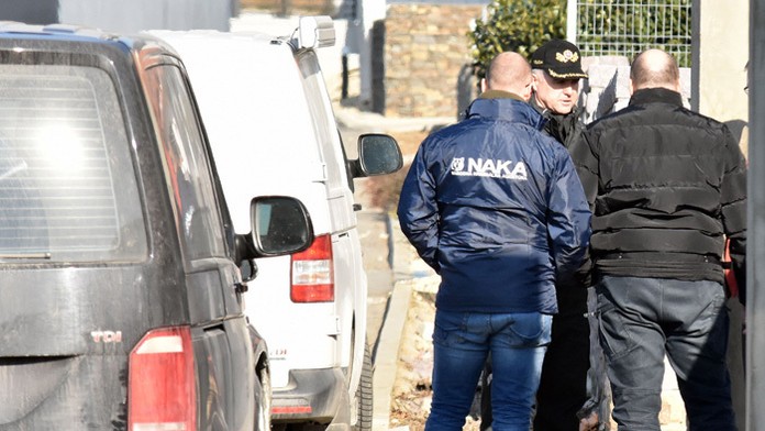 Tibor Gašpar na policajnej razii v dome na  Kavarnianskej ulici v Michalovciach.