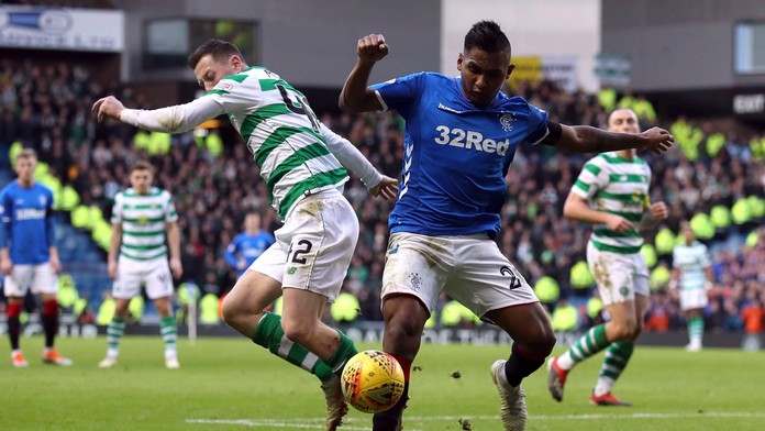 Alpský lyžiar Dominik Paris oslavuje triumf v super-G v Bormiu.