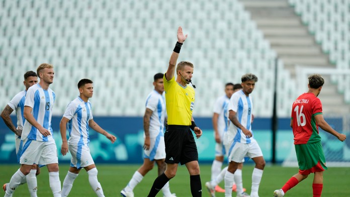 VIDEO: Nepokoje v úvode OH. Marockí fanúšikovia vtrhli na trávnik a duel sa dohrával po dvoch hodinách