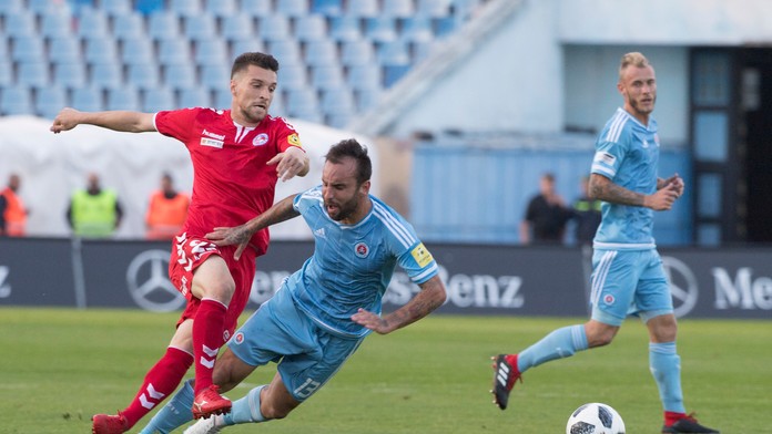 Na snímke vľavo Jean Deretti (Senica) uprostred Villar Nono a vpravo Joeri De Kamps (obaja Slovan).