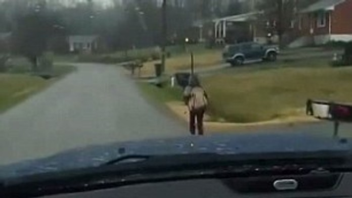 Otec nechal chlapca bežať do školy