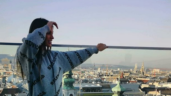 Jack Eichel oslavuje so spoluhráčmi z Buffala gól proti Edmontonu.