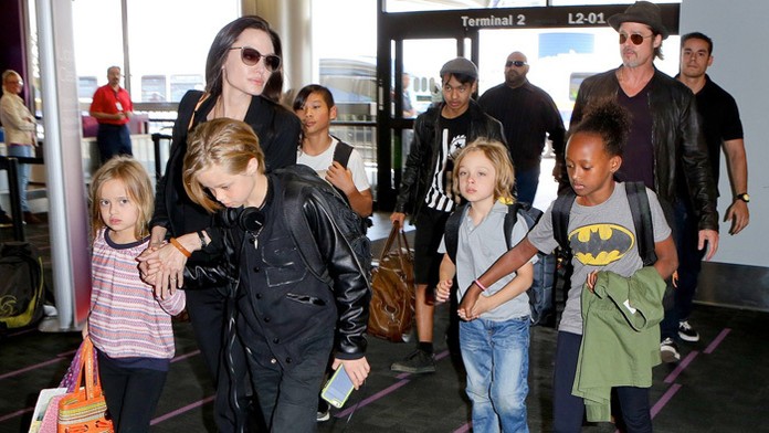 Angelina Jolie a Brad Pitt s deťmi.