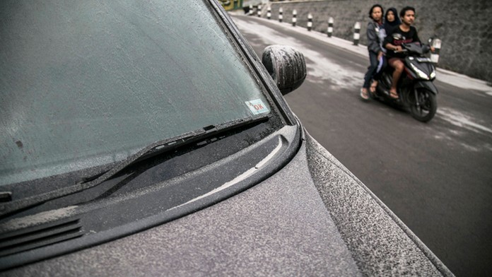 Sopka Merapi opäť chrlila popol, ktorý padal na niekoľko dedín.