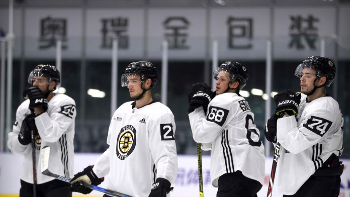 Zľava hráči Bostonu Martin Bakoš, Jakob Forsbacka-Karlsson, Jack Studnicka a Jake DeBrusk.