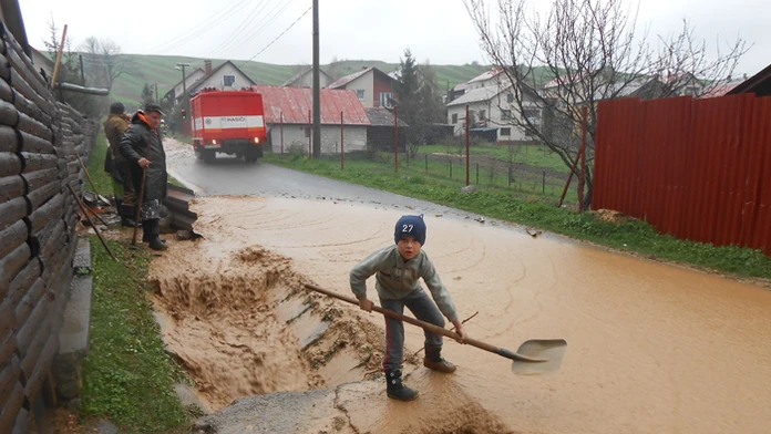 Päťminútová prietrž v Liptovskej Tepličke zaplavila záhrady a dvory. 