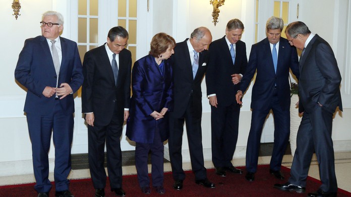 Frank-Walter Steinmeier, Wang I, Catherine Ashtonová, Laurent Fabius, Philip Hammond, John Kerry, Minister Sergej Lavrov 