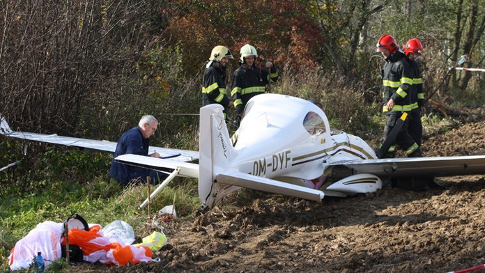 Havarované lietadlo Dynamic WT9 na poli pri obci Koš.,