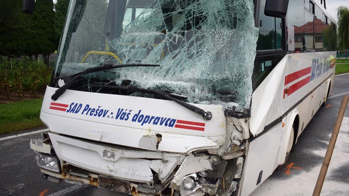 V obci Brezov sa zrazil autobus s kamiónom.