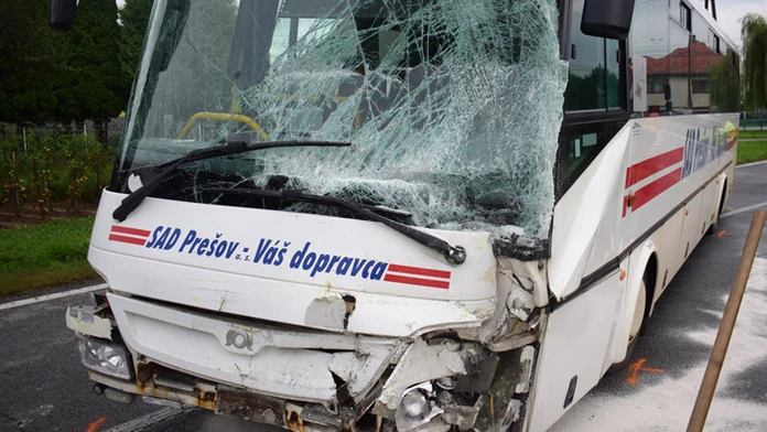 V obci Brezov sa zrazil autobus s kamiónom.