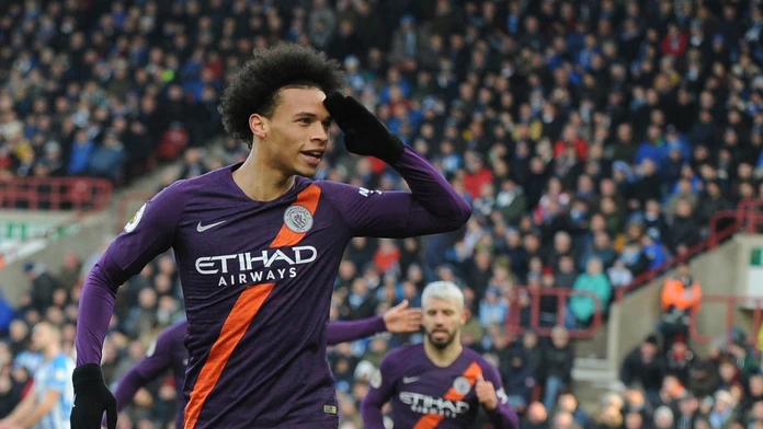 Raheem Sterling z Manchesteru City oslavuje gól na pôde Huddersfdieldu.