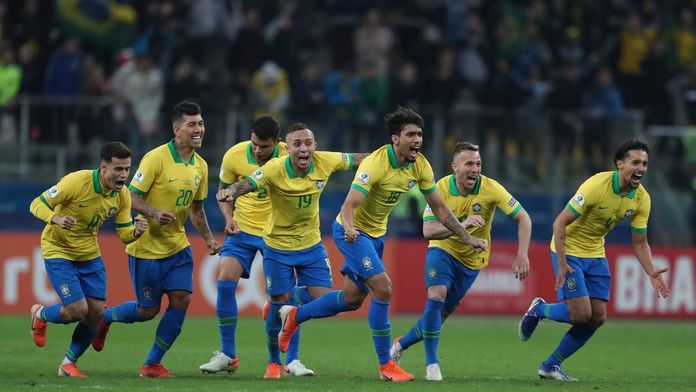 Hráči Brazílie oslavujú triumf nad Paraguajom vo štvrťfinále Copa América 2019.