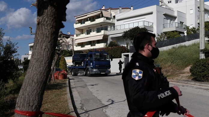 Policajti odvážajú auto známeho gréckeho novinára Jorgosa Karaivaza, ktorého zastrelili.