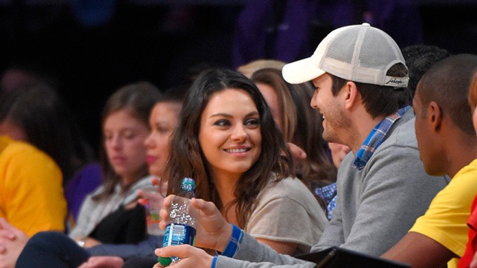  Herečka Mila Kunis herec Ashton Kutcher na zápase NBA.