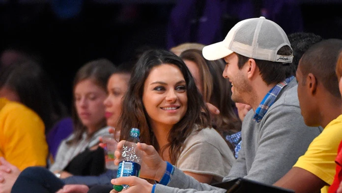  Herečka Mila Kunis herec Ashton Kutcher na zápase NBA.