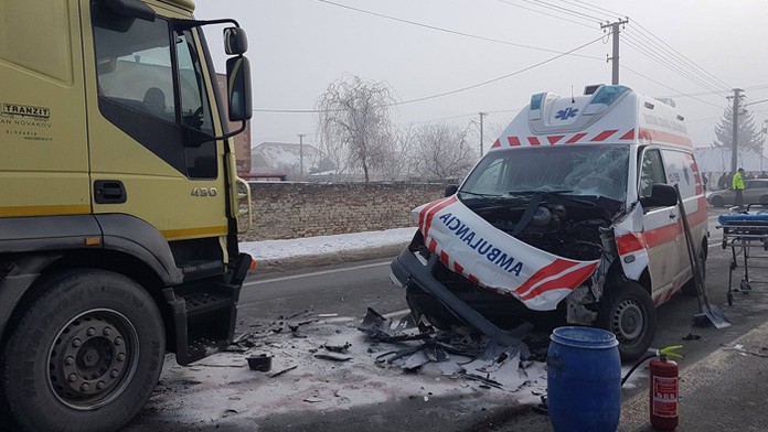 Miesto po čelnej zrážke sanitky a kamióna v obci Koniarovce v okrese Topoľčany.