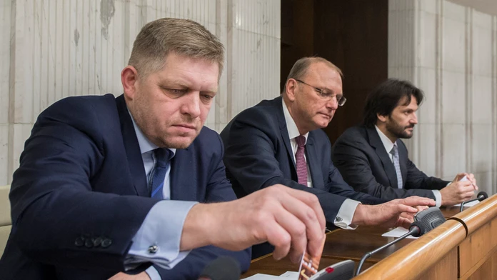 Na snímke zľava poslanci NR SR Robert Fico,  Ľubomír Vážny a Robert Kaliňák (SMER-SD)