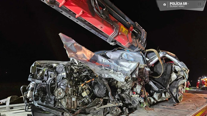 FOTO: Po silnom náraze to už ani nevyzeralo ako auto. Na Kysuciach vyhasol život mladého muža