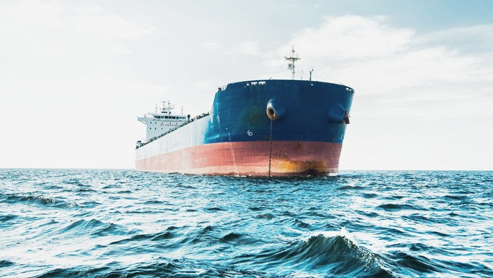 Do USA stále prúdi ruská ropa napriek embargu. Sú najmenej dva spôsoby, ako firmy obchádzajú sankcie