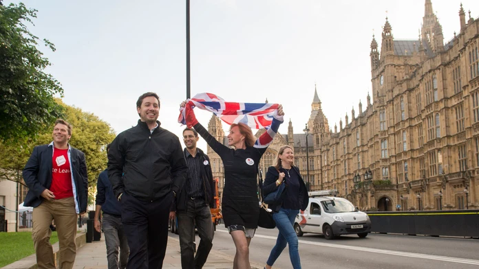 Zástancovia brexitu oslavujú ráno po referende.