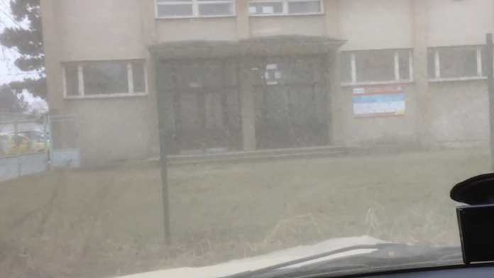 Takto znečistené čelné sklá si našli obyvatelia Prievidze