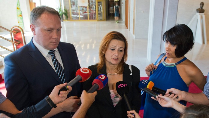 Na snímke zľava poslanci NR SR Richard Vašečka (OĽaNO), Natália Blahová (SaS) a Lucia Nicholsonová.