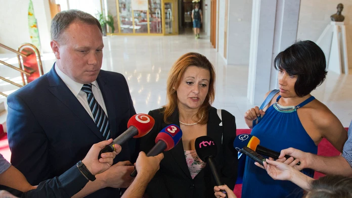Na snímke zľava poslanci NR SR Richard Vašečka (OĽaNO), Natália Blahová (SaS) a Lucia Nicholsonová.