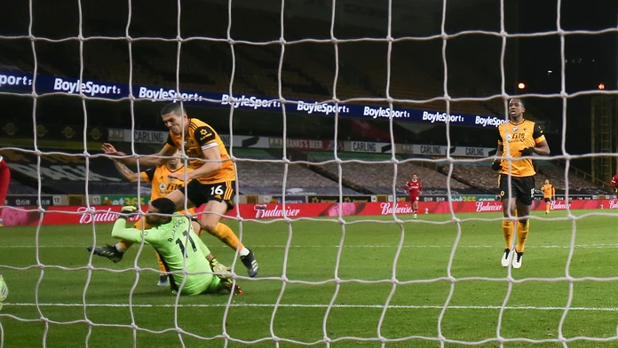 Conor Coady nešťastne trafil kolenom do hlavy Ruia Patricia.
