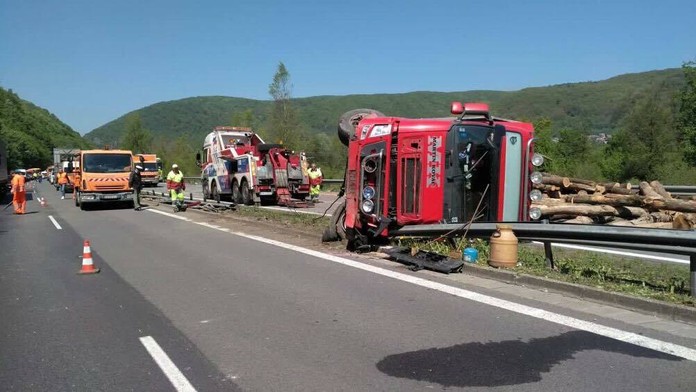Zrážka auta a kamióna na R1. Medzi zranenými je aj tehotná žena