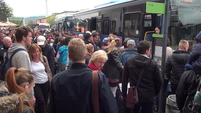 Ľudia nastupujú do náhradných autobusov. 