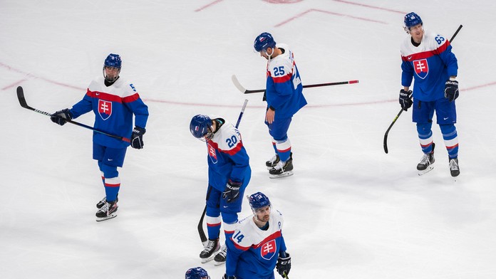 Smutní hokejisti Slovenska po prehre so Švédskom na ZOH 2022.