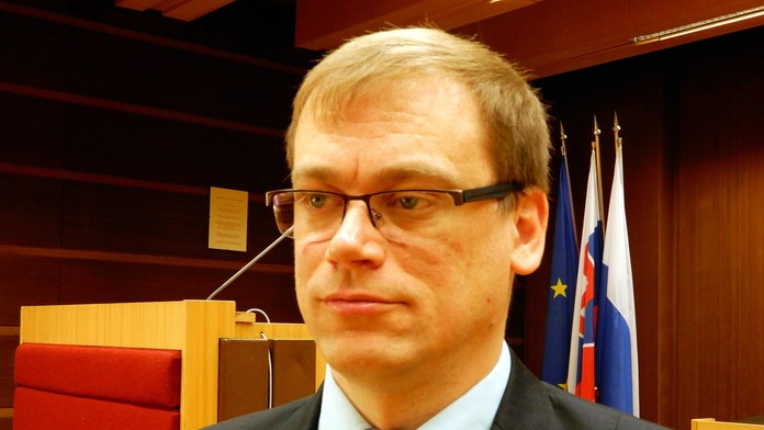 Petra Vlhová oslavuje víťazstvo úvodného slalomu sezóny Svetového pohára v Levi.