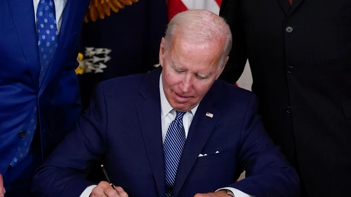 Biden podpísal najvýznamnejší krok v boji so zmenou klímy. Ide aj o zákony o zdravotníctve a daniach