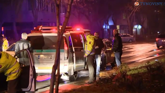Policajti zrazili mladú ženu