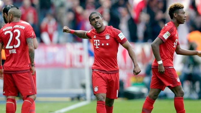 Douglas Costa oslavuje gól 