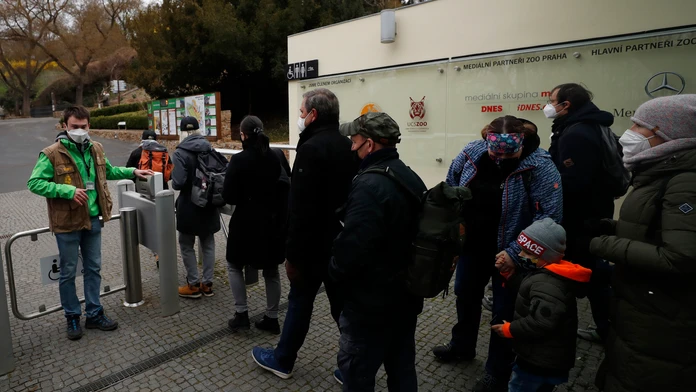 Návštevníci čakajú v rade pred vstupom do ZOO v Prahe v pondelok 12. apríla 2021.