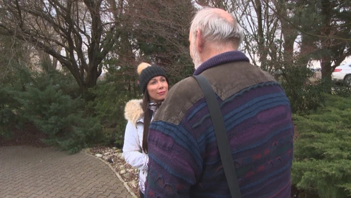 Reportérka Kristína Kövešová s bezdomovcom Jozefom.  